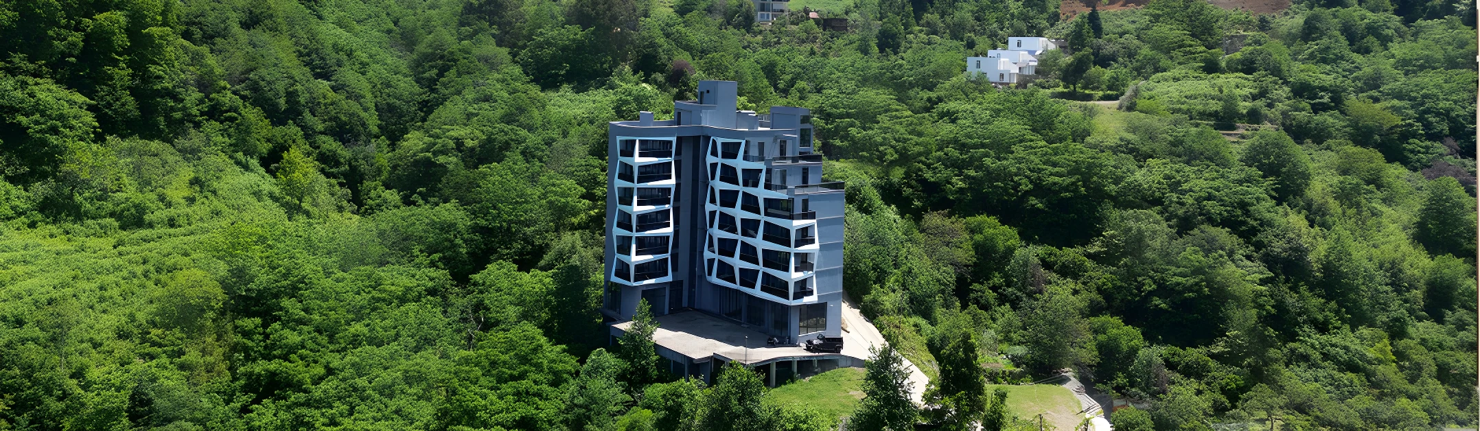 Клубный дом Aurum Fort на горном склоне, съёмка с дрона