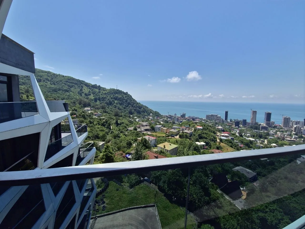 Панорама моря и гор с террасы
